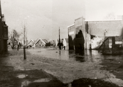 22779 Tweede Wereldoorlog. De Scheldestraat na de inundatie. Rechts het gebouw van de Apostolische Gemeente met op de ...