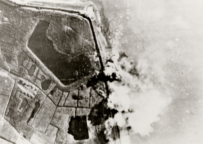 22797 Luchtfoto van Vlissingen. De luchtaanval op de Nolledijk