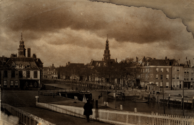 22798 Vanaf links op de foto: het Beursgebouw op het Beursplein, de Smalle Kade, de Koopmanshaven, de Bellamykade en ...