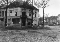 22830 Tweede Wereldoorlog. Hoekpand Coosje Buskenstraat, Badhuisstraat gezien vanaf het Betje Wolffplein
