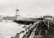 22836 Tweede Wereldoorlog. De Oranjedijk en Oranjemolen na de landing van de geallieerden, gezien vanaf het havenhoofd ...