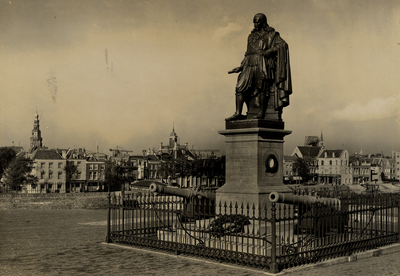 22837 Het standbeeld van M.A. de Ruyter op het Keizersbolwerk op Boulevard de Ruyter. Onthuld in 1841 op het De ...