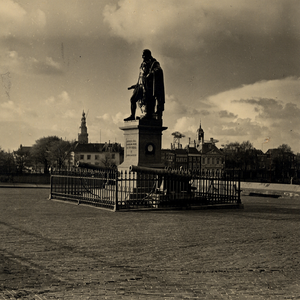 22839 Het standbeeld van M.A. de Ruyter op het Keizersbolwerk op Boulevard de Ruyter. Onthuld in 1841 op het De ...