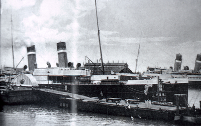 22865 Stoomvaartmij. Zeeland. Raderboot 'Zeeland' IV. Tot 1915 'Duitschland' geheten. Het schip ligt hier afgemeerd aan ...