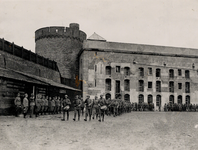 22870 De binnenplaats van de Bomvrije kazerne. Defilé ter gelegenheid van de uitreiking van de zilveren medaille aan ...