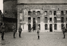 22872 De binnenplaats van de Bomvrije kazerne. Defilé ter gelegenheid van de uitreiking van de zilveren medaille aan ...