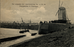 22953 'Het stranden der visscherssloep No. 10 bij de Oranjemolen te Vlissingen'