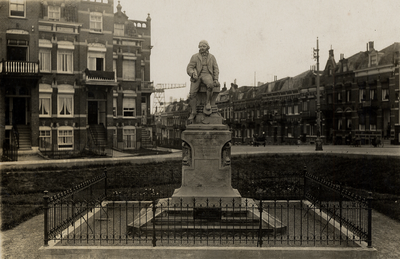 22989 Het standbeeld van Frans Naerebout op Boulevard Bankert bovenaan de Coosje Buskenstraat. De beeldhouwer was A.G. ...