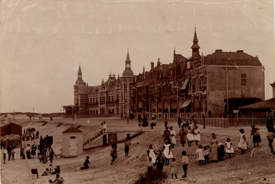 23014 Deel van het badstrand aan Boulevard Evertsen met het 'Grand Hotel des Bains' (geopend 26-6-1886), het latere Britannia