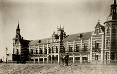 23015 Het Grand Hotel des Bains, later Britannia geheten. Het hotel werd door W. Lock te Steenbergen in niet meer dan ...