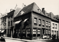 23103 Winkelwoonhuis hoek Walstraat (links) en Groenewoud (rechts) van de fa. Frans Timmerman. Het pand is gebouwd in ...
