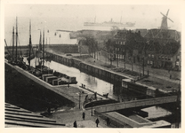 23127 Sluiskolk van de Marinehaven (Marinesluis) en de Wijnbergsekade. Rechts op de achtergrond ziet men de Oranjemolen