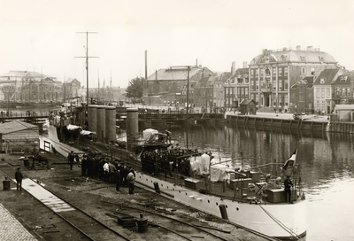 23265 Kon. Mij. De Schelde. Hr.Ms. torpedobootjager Bulhond in de Dokhaven met op de achtergrond de Houtkade met het stadhuis