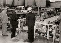 23275 Kon. Mij. de Schelde, overdracht op 1 sept. 1955 van de turbinetanker 'Moordrecht', in de Buitenhaven van ...