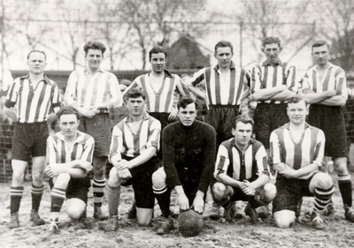 23333 Eerste elftal van V.C. Vlissingen op het voetbalveld aan de Koudekerkseweg.Staand van l. naar r.: Frans ...
