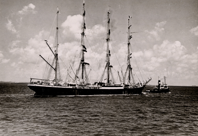 23351 Vier mast zeilschip de 'Passat' op de rede van Vlissingen. Op 10 maart 1951 passeerde de 'Passat' (en de 'Pamir') ...