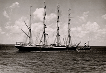 23351 Vier mast zeilschip de 'Passat' op de rede van Vlissingen. Op 10 maart 1951 passeerde de 'Passat' (en de 'Pamir') ...