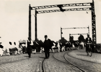 23415 De Keersluisbrug daterend van 1872. Werd in de oorlog van 1940-1945 zwaar beschadigd en op 1-5-1953 buiten ...