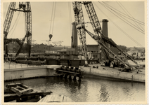 23429 Bouw van de nieuwe Keersluisbrug. Officieel in gebruik genomen op 11-9-1954