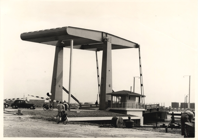 23436 De nieuwe Keersluisbrug, die 11-9-1954 officieel in gebruik werd gesteld