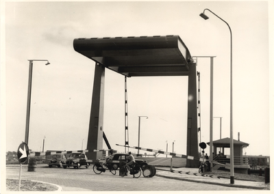 23437 De nieuwe Keersluisbrug, die officieel in gebruik werd gesteld op 11-9-1954