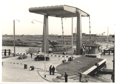 23440 De nieuwe Keersluisbrug kort voor de officiële opening op 11-9-1954 door burgemeester B. Kolff