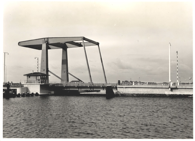 23443 De nieuwe Keersluisbrug te Vlissingen, officieel geopend op 11-9-1954