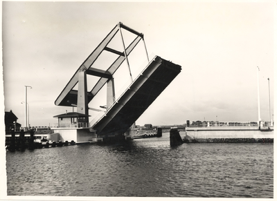 23446 De nieuwe Keersluisbrug, die op 11-9-1954 officieel in gebruik werd gesteld door burgemeester B. Kolff