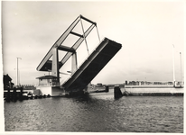 23446 De nieuwe Keersluisbrug, die op 11-9-1954 officieel in gebruik werd gesteld door burgemeester B. Kolff