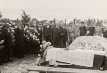 23491 Tweede Wereldoorlog. Burgemeester van Woelderen spreekt aan het graf van een Rode Kruislid