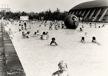 23530 Buitenzwembad van het Sportfondsenbad aan het Baskensburgburgplein te Vlissingen. Rechts ziet men sporthal ...