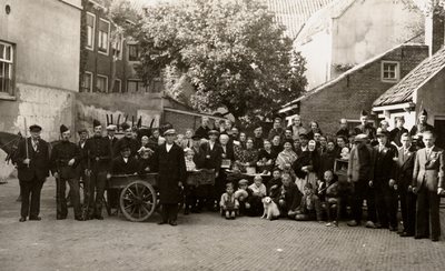 23560 Ged. uit optocht, voorstellende Belgische vluchtelingen in de oorlog van 1914-1918. Foto is achter de Willem III ...