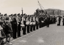 23642 Muziekkorps 'Ons Genoegen' op de Houtkade voor het Stadhuis