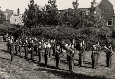 23645 Muziekkorps St. Caecilia in de tuin van ziekenhuis Bethesda (in nieuwe uniformen). St. Caecilia werd opgericht in 1893
