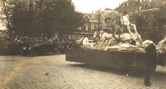 23647 De koninklijke familie (in auto) bezichtigt het voorbijrijden van de optocht van de Landbouwtentoonstelling te ...