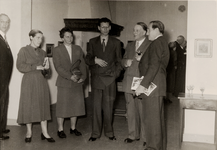 23658 Na de offic. opening op 9 juli 1954 van de tentoonst. (10 juli- 22 aug. 1954) gewijd aan constantin Guys. Links ...