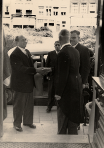 23666 Aankomst van de Franse ambassadeur op de dag van de offic. opening t.w. 9 juli 1954 van de tentoonst. (10 juli- ...
