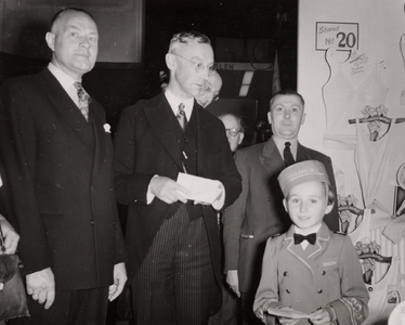 23689 Burgemeester B. Kolff opent de winkelierstentoonstelling VLISTO 1951 in het Concertgebouw.