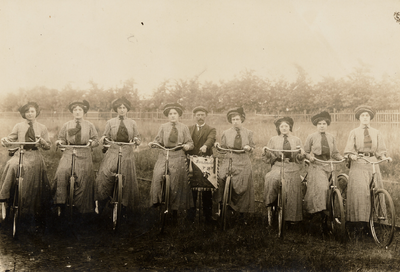 23696 Touristenclub V.D.V., een actieve groep fietsende dames onder leiding van de rijwielhandelaar uit de Reinier ...
