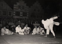 23707 Judo demonstratie (wedstrijden) op de Grote Markt tijdens de feestweek. Officieel geopend op 15 augustus 1952 en ...