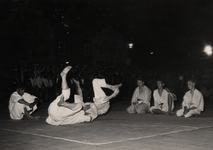 23708 Judo demonstratie (wedstrijden) op de Grote Markt tijdens de feestweek. Officieel geopend op 15 augustus 1952 en ...