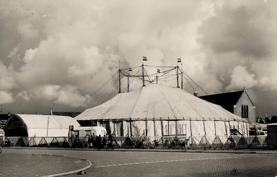 23781 Circus van Bever op het terrein aan de Paul Krugerstraat, in de volksmond 'Gobiwoestijn' genaamd