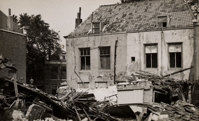 23784 Tweede Wereldoorlog. Verwoeste huizen in de Kalkhokstraat