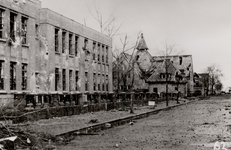23785 Tweede Wereldoorlog. De Paul Krugerstraat met R.H.B.S. en Gereformeerde Kerk na de bevrijding