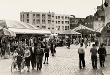 23809 Kermis op de Nieuwendijk te Vlissingen. Op de achtergrond het Beursplein