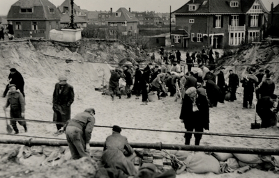 23854 Zondag 1 feb. 1953 na de stormvloed. Badhuisstraat en Leeuwentrap.