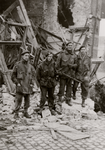 23855 Tweede Wereldoorlog. Officieren van het Franse 4e commando in november 1944. Zij staan hier in de Gravestraat ...