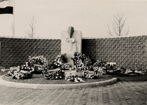 23867 Onthulling op de Noorderbegraafplaats van het monument, opgericht ter ere van de Vlissingse oorlogsslachtoffers ...