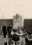 23868 Onthulling op de Noorderbegraafplaats van het monument, opgericht ter ere van de Vlissingse oorlogsslachtoffers ...