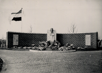 23869 Onthulling op de Noorderbegraafplaats van het monument, opgericht ter ere van de Vlissingse oorlogsslachtoffers ...